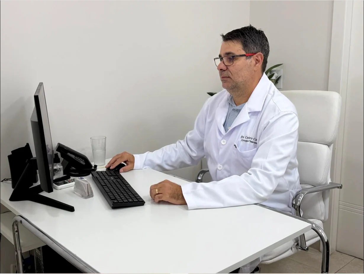 Dr. Cairo Cary em atendimento no consultório